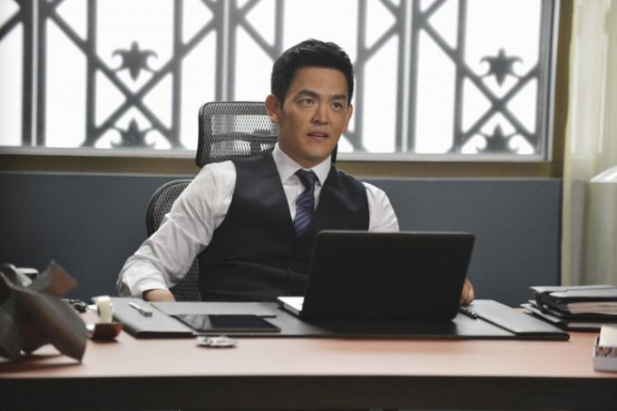 uniéndose al elenco John Cho