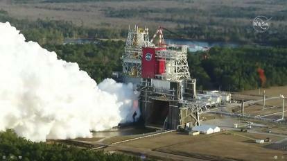 O estágio central do primeiro vôo do foguete do Sistema de Lançamento Espacial da NASA é visto na bancada de testes B-2 durante um teste de fogo quente em janeiro. 16 de outubro de 2021, no Stennis Space Center da NASA, perto de Bay St. Louis, Mississippi.