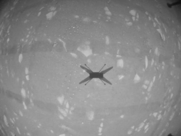 To črno-belo sliko je posnel Nasin helikopter Ingenuity med svojim tretjim poletom 25. aprila 2021.