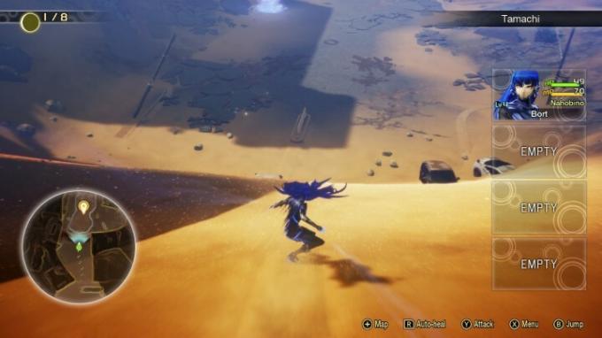 Il protagonista di Shin Megami Tensei 5 scivola giù da una collina di sabbia.