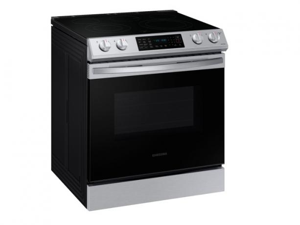 Le Samsung 6,3 cu. pi. Cuisinière électrique encastrable à commande frontale avec Wi-Fi sur fond blanc.