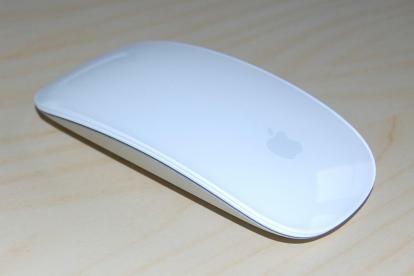 O Apple Magic Mouse em uma mesa.