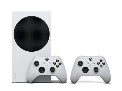 „Microsoft“ Xbox Series S su dviem belaidžiais valdikliais baltame fone.