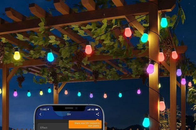 Govee Smart Outdoor-Lichterketten werden nachts auf einem Terrassenspalier aufgestellt.