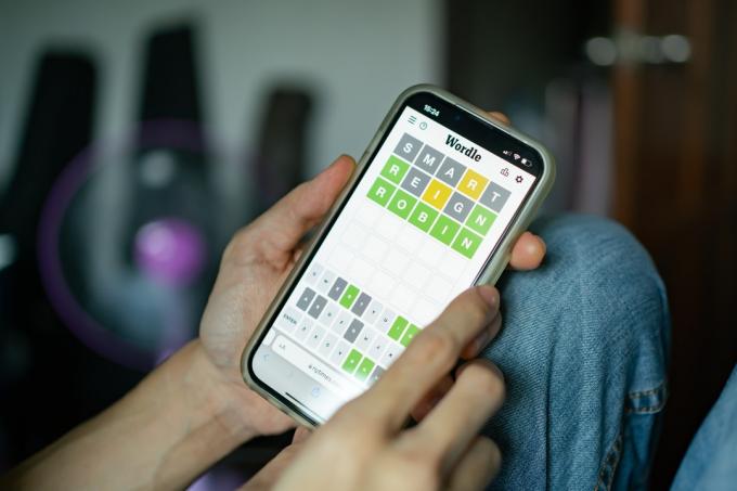 Någon som spelar Wordle på en smartphone.