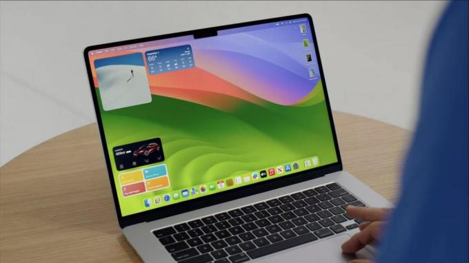 Apples 15-tommer MacBook Air på et skrivebord, med macOS Sonoma kørende på skærmen.