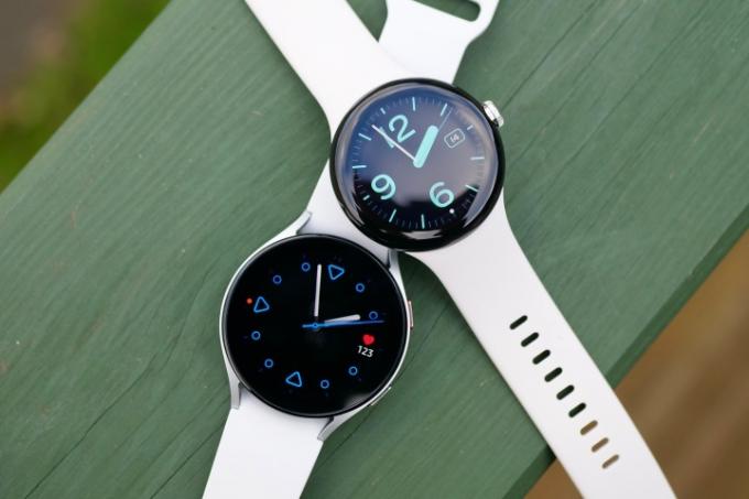 Pagrindiniai „Galaxy Watch 5“ ir „Pixel Watch“ ekranai.