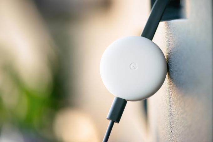 Chromecast 3:e generationen ansluten till en tv.