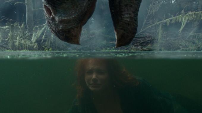 Персонаж Брайс Даллас Ховард намагається сховатися від динозавра в лагуні в сцені з фільму «Світ Юрського періоду: Домініон».