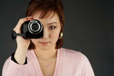 ビデオカメラで撮影する女性