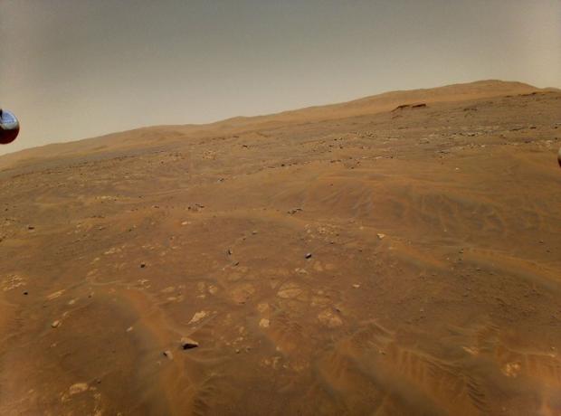 Esta imagen que mira hacia el oeste, hacia la unidad geológica Séítah en Marte, fue tomada desde una altura de 33 pies (10 metros) por el helicóptero Ingenuity Mars de la NASA durante su sexto vuelo, el 22 de mayo de 2021.
