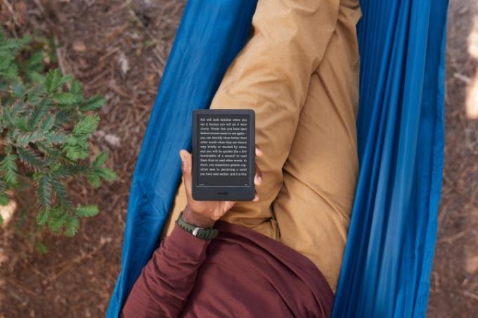 Amazon'un 2022 yılı için yeni Kindle'ı karanlık modla geliyor.