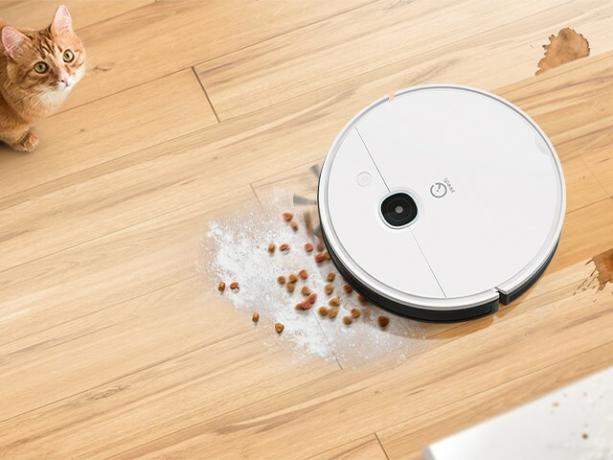 Robot aspirateur et vadrouille nettoyant un déversement