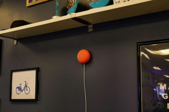 Kąt boczny Google Nest Mini na ścianie
