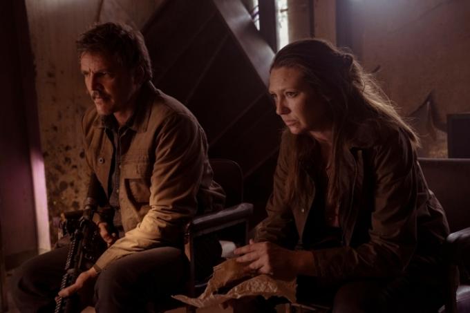 Pedro Pascal duduk di sebelah Anna Torv di The Last of Us.