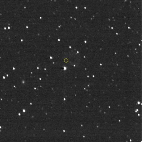 Hej, Voyager! Från det avlägsna Kuiperbältet vid solsystemets gräns, på juldagen, dec. 25, 2020, pekade NASA: s rymdfarkost New Horizons sin Long Range Reconnaissance Imager i riktning mot rymdfarkosten Voyager 1, vars plats är markerad med den gula cirkeln. Voyager 1, det mest avlägset mänskligt skapade objektet och första rymdfarkost som faktiskt lämnade solsystemet, är mer än 152 astronomiska enheter (AU) från Solen – cirka 14,1 miljarder miles eller 22,9 miljarder kilometer – och var 11,2 miljarder miles (18 miljarder kilometer) från New Horizons när den här bilden var tagen. Själva Voyager 1 är ungefär 1 biljon gånger för svag för att synas på den här bilden. De flesta av objekten på bilden är stjärnor, men flera av dem, med ett flummigt utseende, är avlägsna galaxer. New Horizons når 50 AU-märket den 18 april 2021 och kommer att ansluta sig till Voyagers 1 och 2 i det interstellära rymden på 2040-talet.