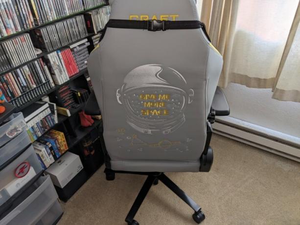 Žvilgsnis į DXRacer Craft žaidimų kėdę iš nugaros.