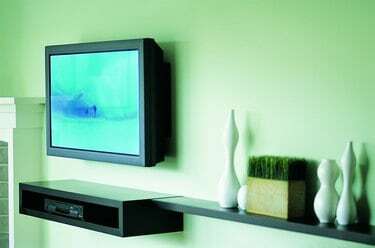 Plattskärms-TV monterad på vägg