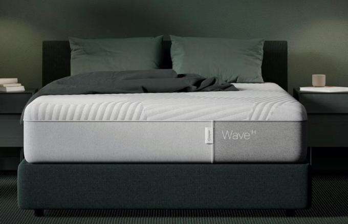 ที่นอน Casper Wave Hybrid วางอยู่บนโครงเตียงในห้องนอนสีเขียว