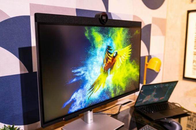 Le moniteur Dell UltraSharp 6K connecté à un ordinateur portable sur un bureau.