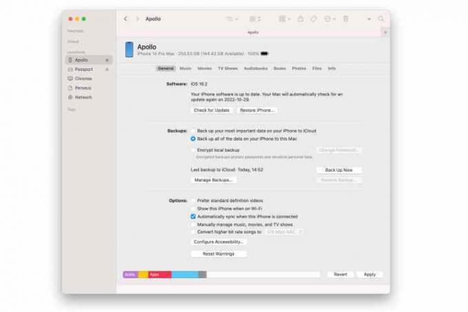 Fereastra Finder din macOS care arată setările de backup pentru iOS.