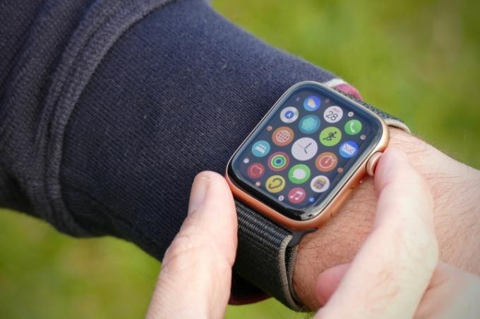 Layar Apple Watch SE menampilkan aplikasinya.