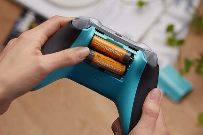 AmazonsBasics AA-Batterien werden in einen Gamecontroller eingelegt.