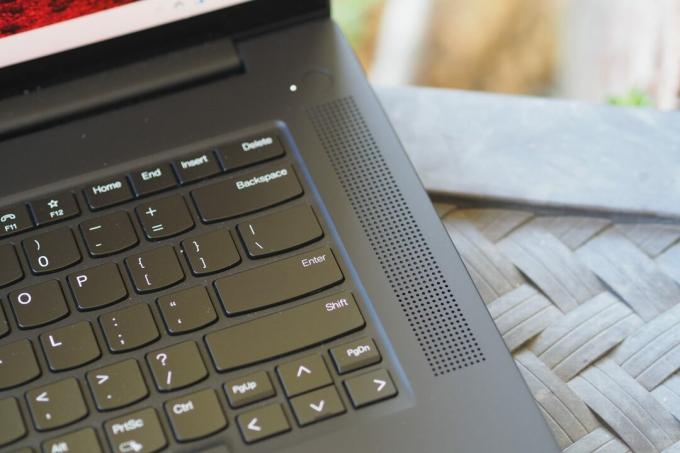 스피커를 보여주는 Lenovo ThinkPad X1 Extreme 5세대 하향식 보기.