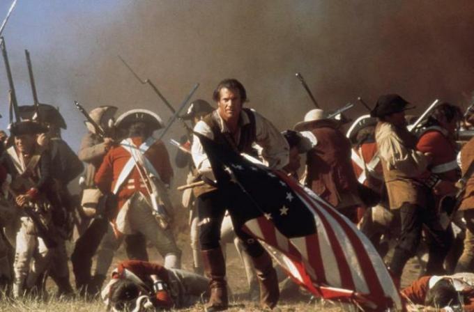 Mel Gibson viftar med en amerikansk flagga mitt i striden i The Patriot.