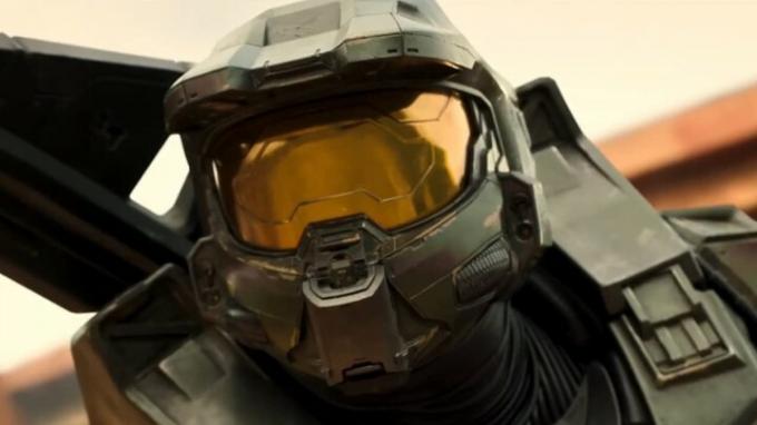 Master Chief se pripravlja na boj v televizijski seriji Halo.