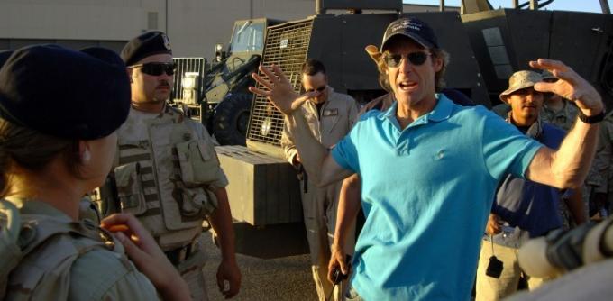 Michael Bay mengangkat tangannya di set Transformers.