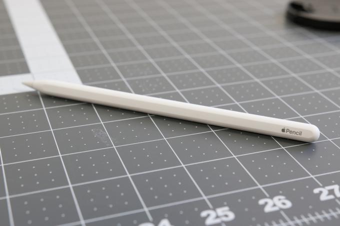 Der Apple Pencil der 2. Generation liegt auf einem Tisch.