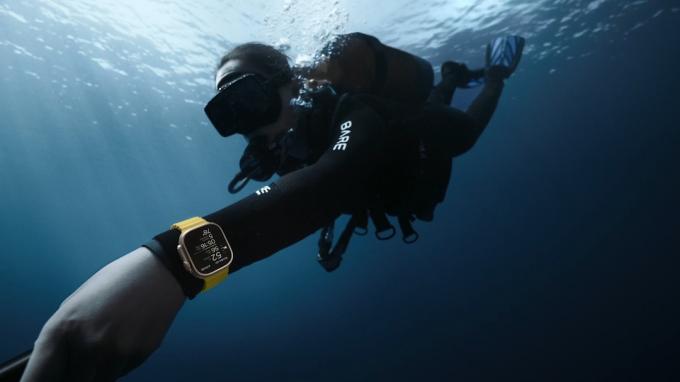 Une personne utilisant l’Apple Watch Ultra lors d’une plongée sous-marine.