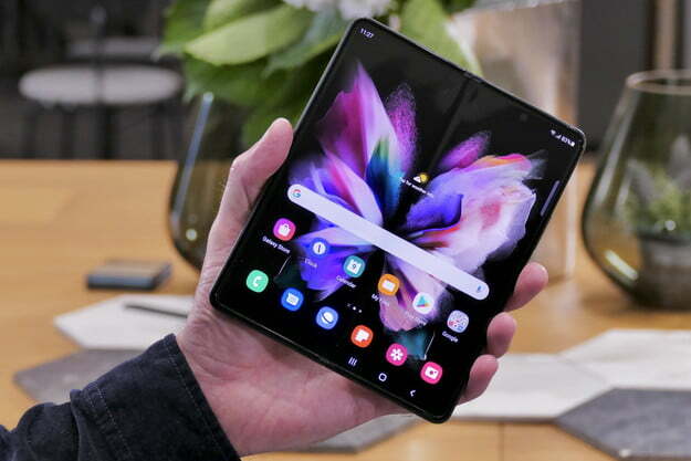 Samsung Galaxy Z Fold 3 in der Hand.