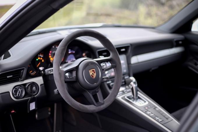 مراجعة عجلة القيادة الداخلية لسيارة بورش 911 جي تي 3 2018