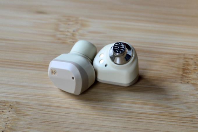 Silikon ucu çıkarılmış Campfire Audio Orbit kulakiçi kulaklıklar.