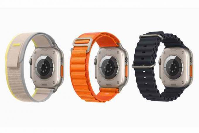 Tri naprave Apple Watch Ultra, ki prikazujejo Alpine Loop, Trail Loop in Ocean Bands.