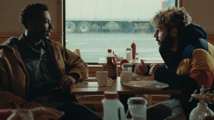 Jerrod Carmichael e Christopher Abbott in Il conteggio di tre.