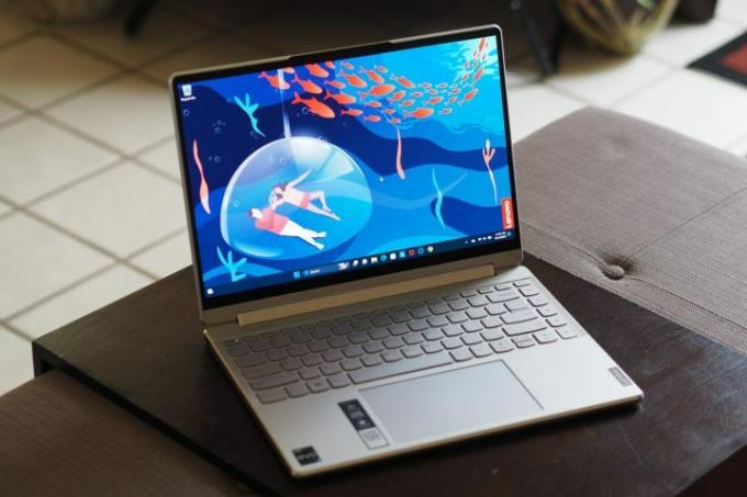 Pogled prednjeg kuta Lenovo Yoga 9i Gen 8 koji prikazuje zaslon i tipkovnicu.