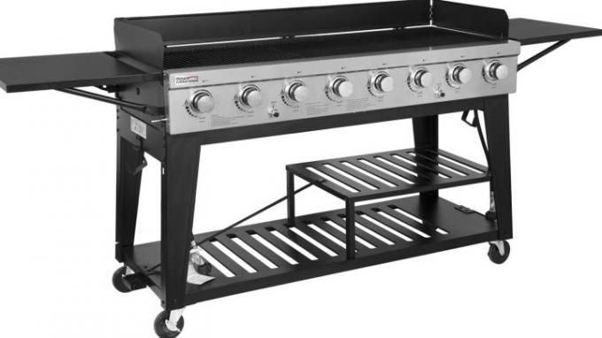 A Royal Gourmet GB8000 Grill.