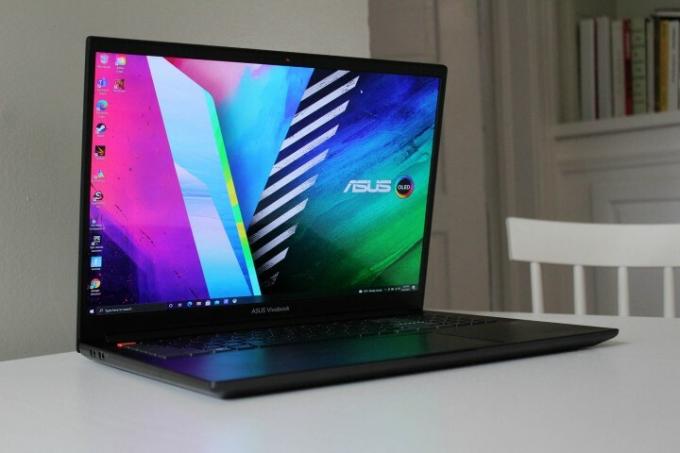 Asus Vivobook Pro 16X OLED sitter på en bordsskiva.