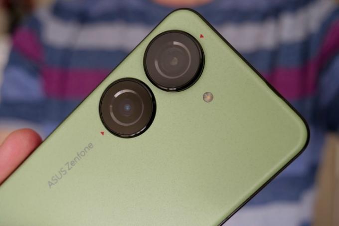 Asus Zenfone 10의 카메라 모듈.
