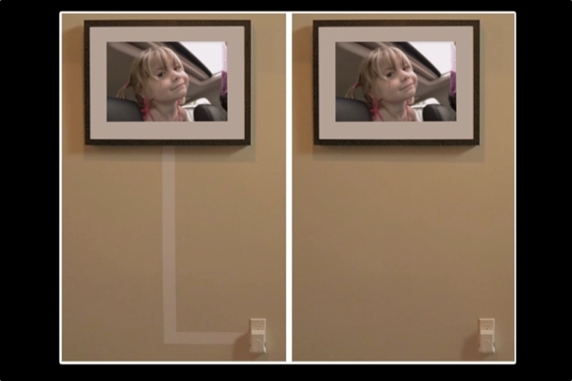 El cable de alimentación plano de Memento Smart Frame se puede pintar para integrarlo en la pared.