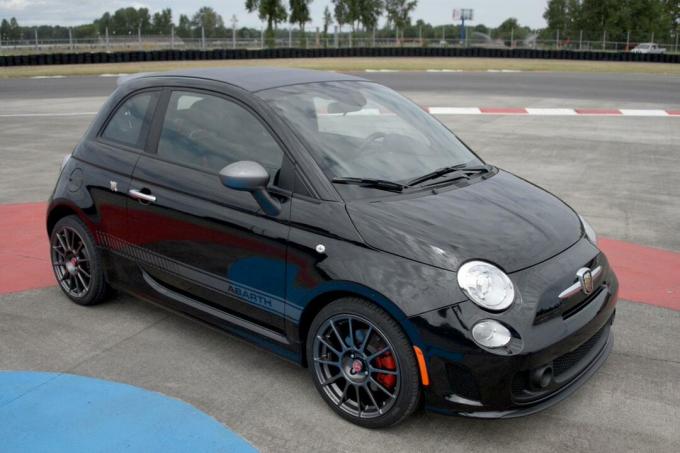 Передний угол Fiat Abarth Cabrio 2013 крупным планом