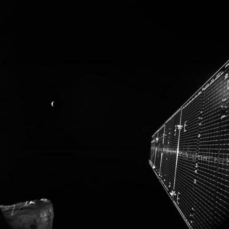 Den gemensamma europeisk-japanska Mercury-rymdfarkosten BepiColombo tog en sista glimt av jorden den 11 april 2020, en dag efter dess närmaste närmande till planeten för att utföra en gravitationsassistans förbiflygning.