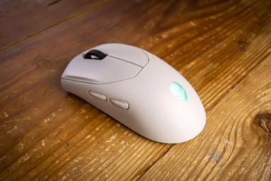 Ansicht der Alienware Tri-Mode Wireless Gaming Mouse von oben.