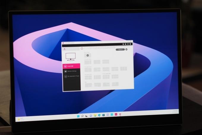 Prikaz zaslona prenosnega monitorja LG gram +view IPS s programsko opremo na zaslonu.