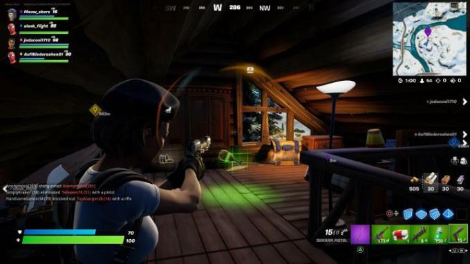 Membidik dengan pistol di Fortnite.