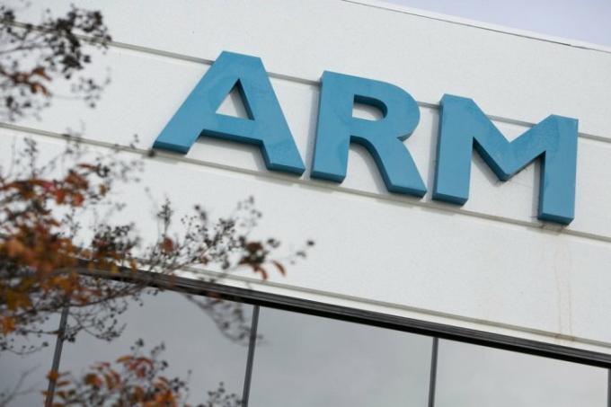 ARM-logo op de zijkant van een gebouw.