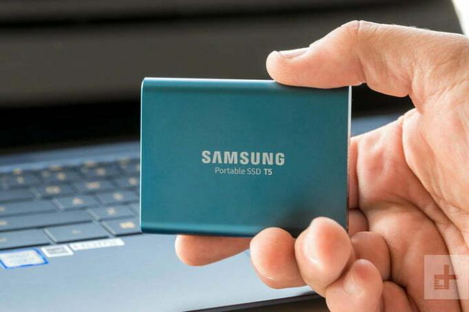 Samsung T5 hordozható SSD csábító kék színben.